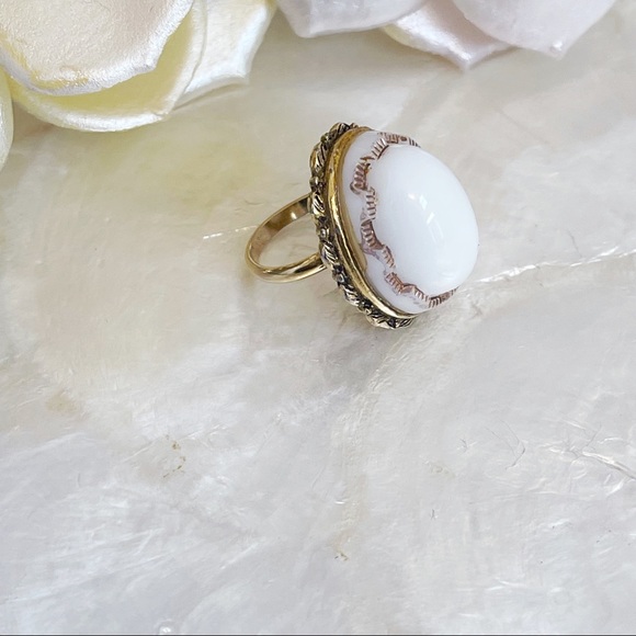 Vtg Gold Tone White Faux Agate Oval Statement Ring - Picture 11 of 11